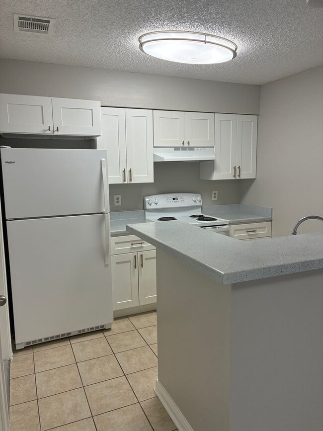 Building Photo - 2 bedroom 2 bath Duplex