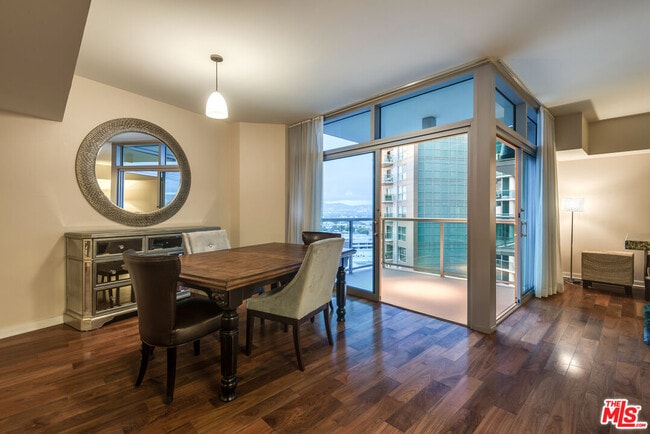 Building Photo - 13700 Marina Pointe Dr