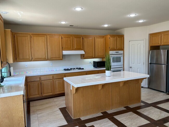 Building Photo - 1651 Daybreak Pl