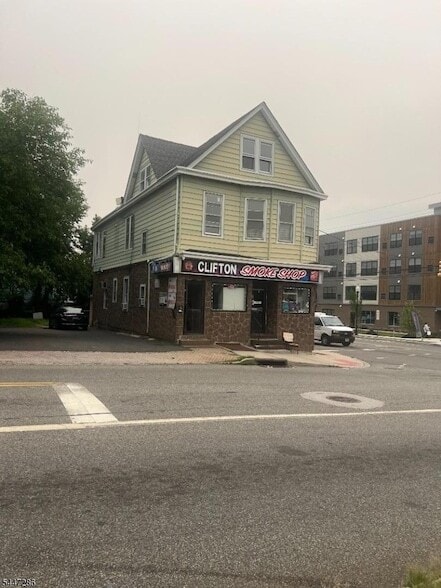 Building Photo - 673 Clifton Ave