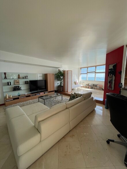 Building Photo - 801 Brickell Bay Dr