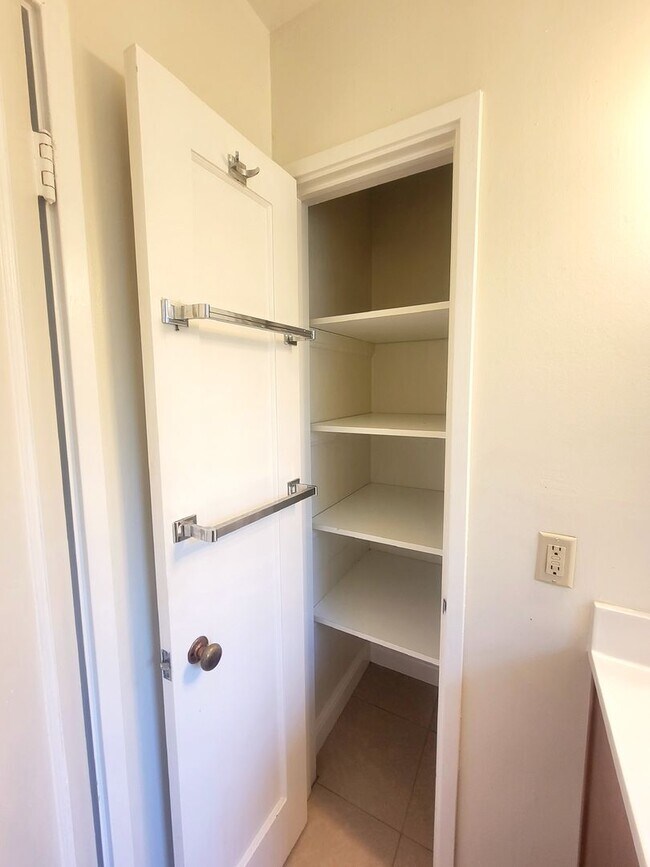Building Photo - Charming 2 Bedroom, 1 Bathroom Home in San...