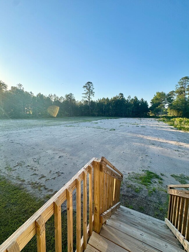 Building Photo - Move in Ready! 3 bedrooms/ 2 Baths! Beautiful space!