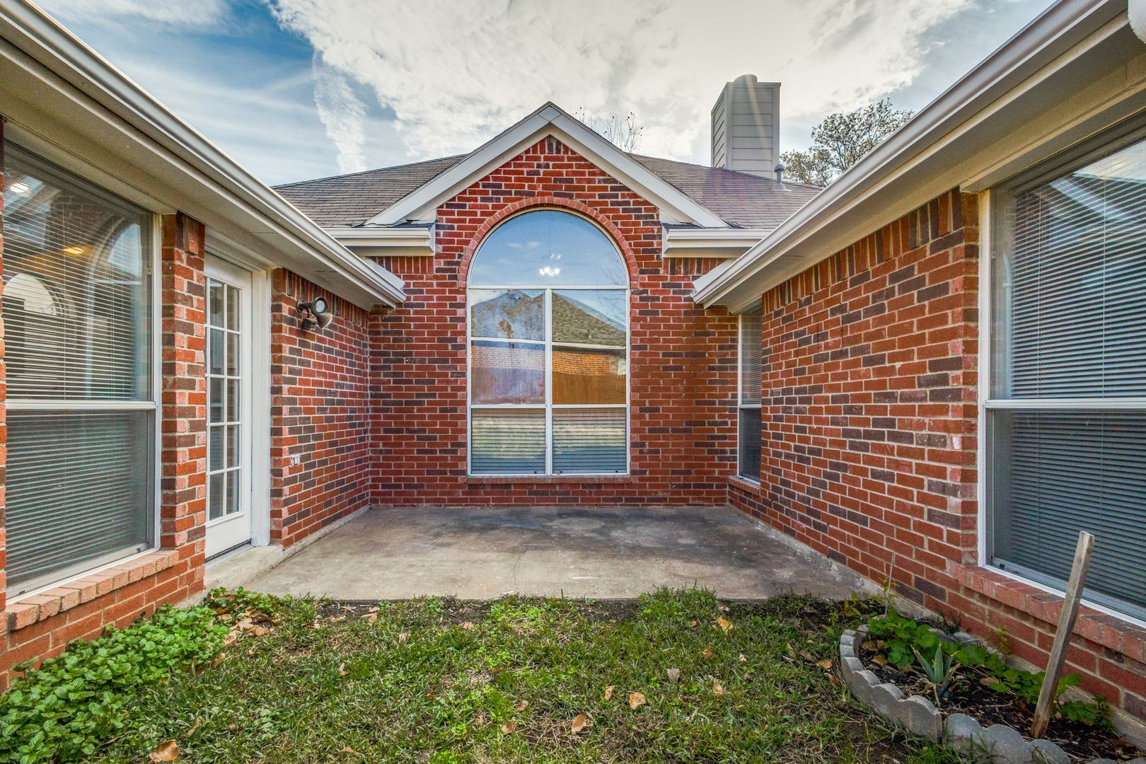 Building Photo - 2317 Suntree Ln