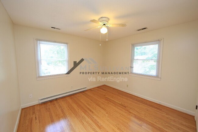 Building Photo - 304 Cheryl Ave