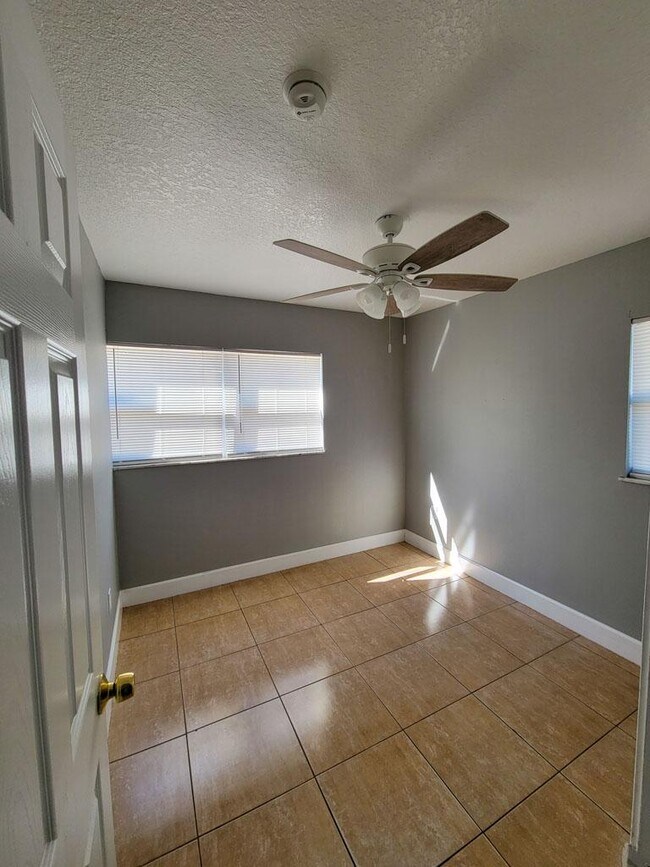 Building Photo - 1000 E Magnolia Ave