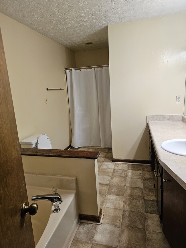 Master bathroom - 5682 Pennybrook Ct