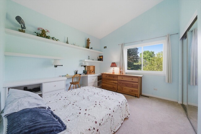 Building Photo - Stunning Mundelein Home on a Quiet Cul-de-Sac with Pond Views