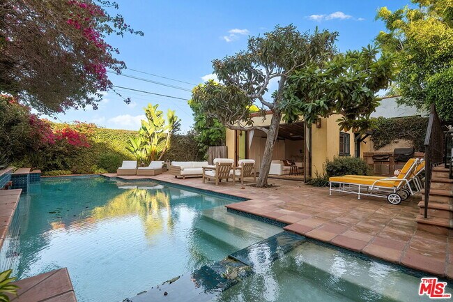 Building Photo - 2223 Cloverfield Blvd