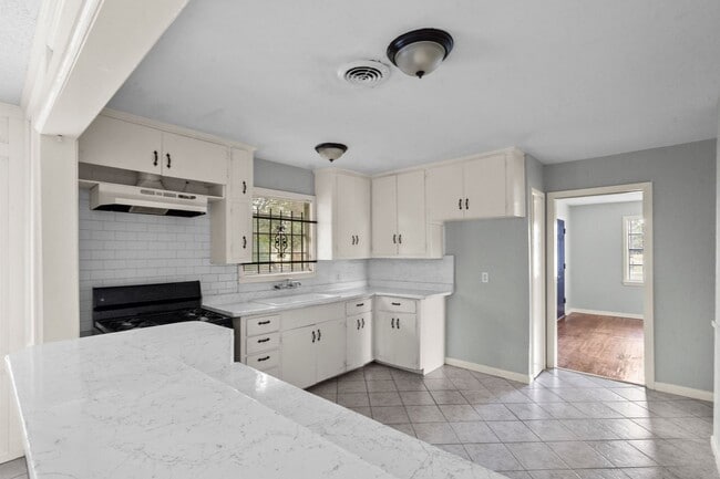 Building Photo - For Rent: Spacious 4-Bedroom Family Home