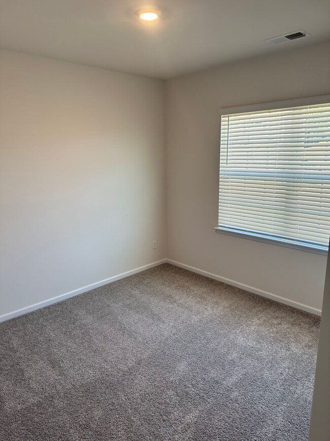 Building Photo - Gourgeous Brand New 4 bedroom Home near La...