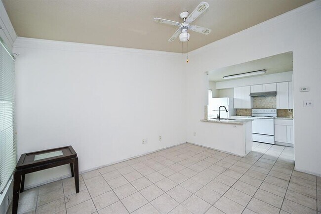 Building Photo - 3900 Woodchase Dr
