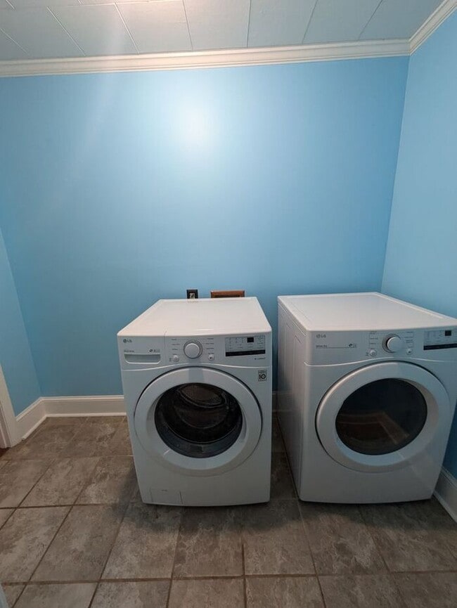 Building Photo - 3BD2BA Home in Newton