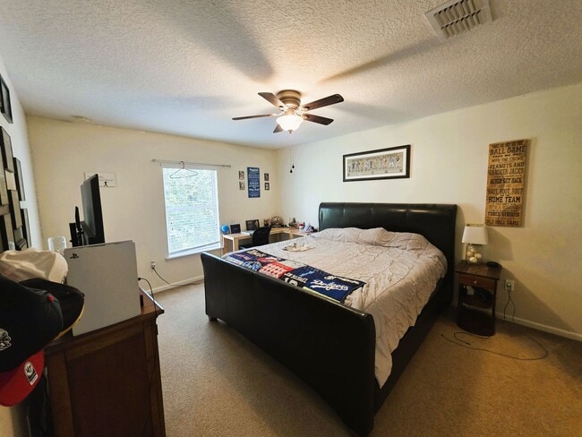Building Photo - Large Home On Cul-De-Sac!