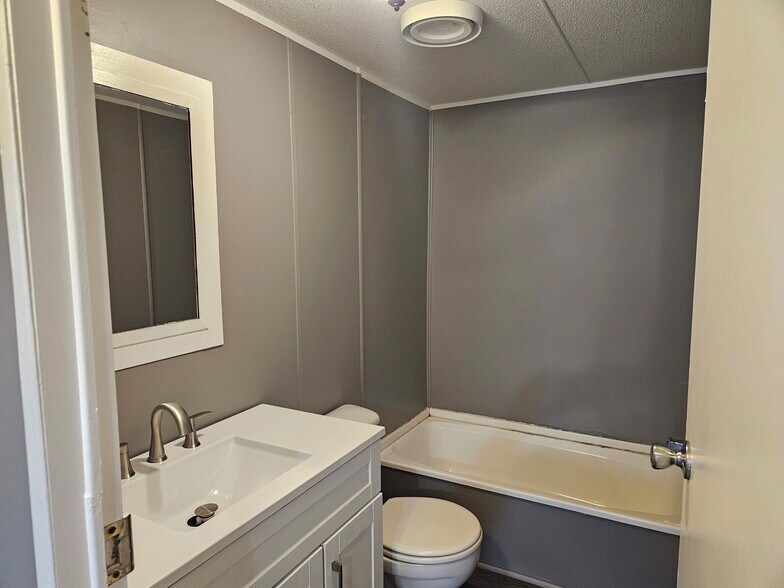 Building Photo - 166 Lynnwood Cir
