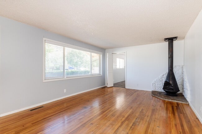 Building Photo - 564 E 700 N