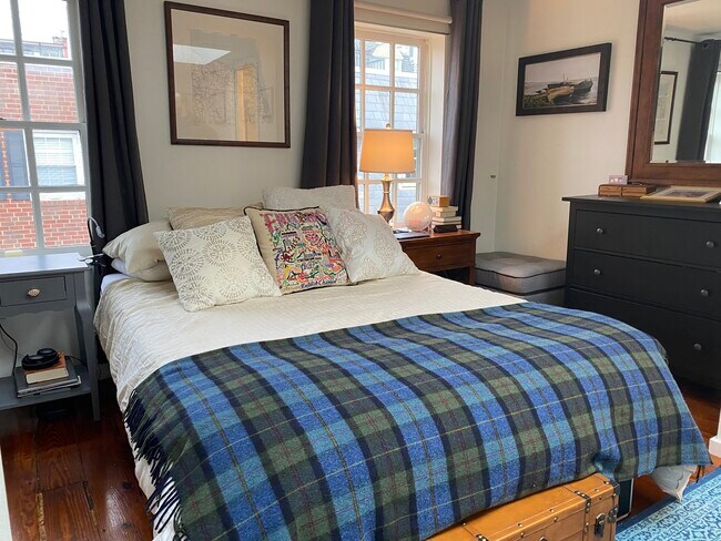 3rd floor Main bedroom - 2208 Panama St
