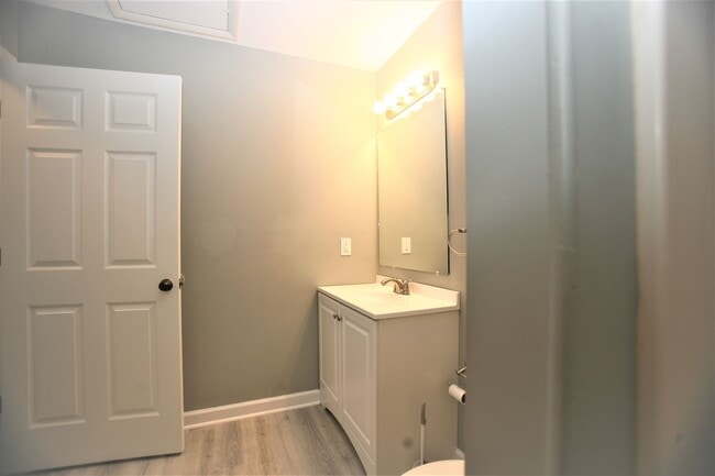 Building Photo - Beautifully updated 1 bedroom apartment within walking distance to the beach!