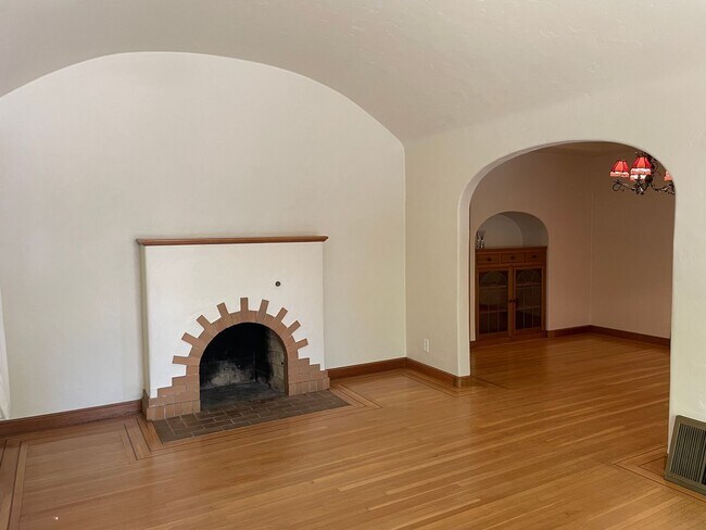 Building Photo - 6 Month Lease on a Two-Bedroom 1 Bathroom East Sacramento Home