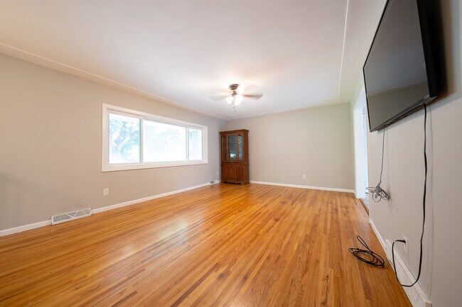 Building Photo - 3800 Fernbrook Ln N