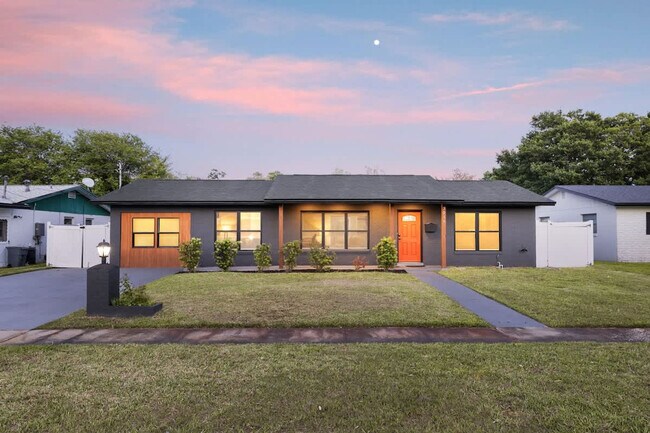 Building Photo - 3215 Crosby Ln
