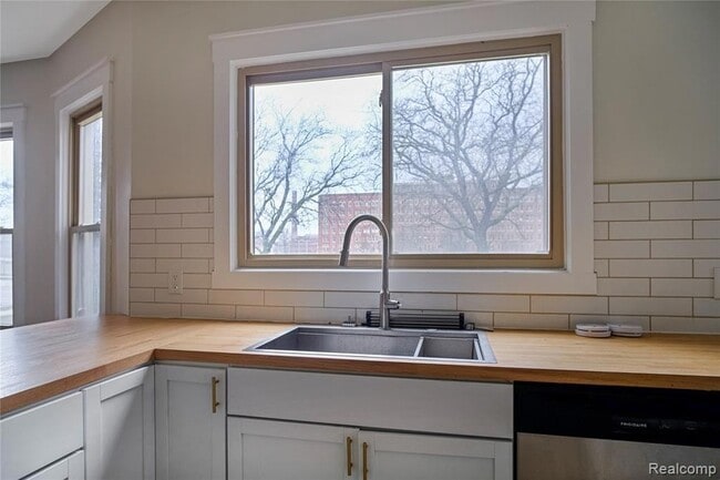 Building Photo - 900 Hazelwood St