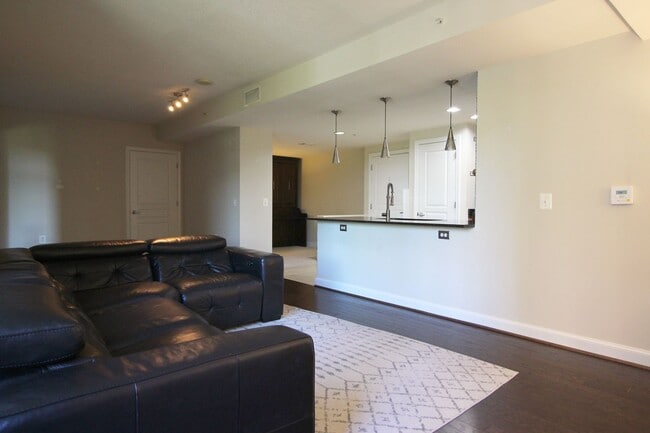 Building Photo - Midtown 1BR Condo