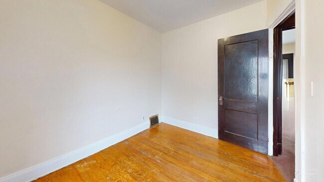 Building Photo - 2 bedroom/1 bath (upper unit)- 1ST MONTH FREE IF LEASE SIGNED BY 10/15