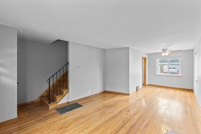 Building Photo - 723 Village Dr
