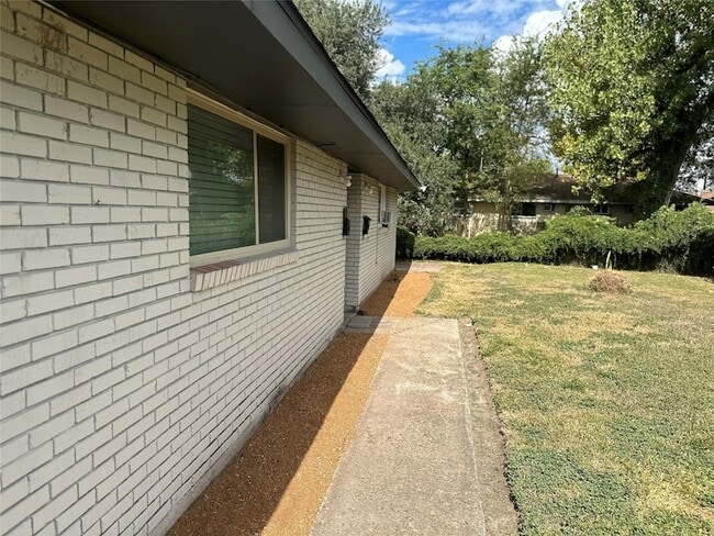 Building Photo - 5405 Suez St