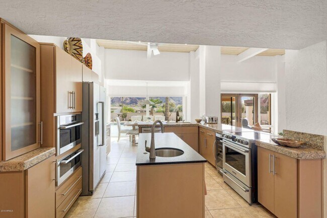 Building Photo - Beautiful 5 bed/4 bath + Den in Desirable Paradise Valley