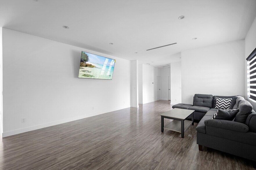 Building Photo - 13311 Wixom St