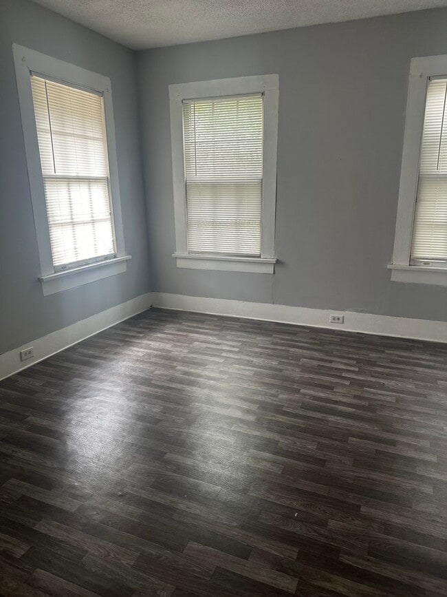 Building Photo - 3 bedroom 1 bath close to Mercer University!