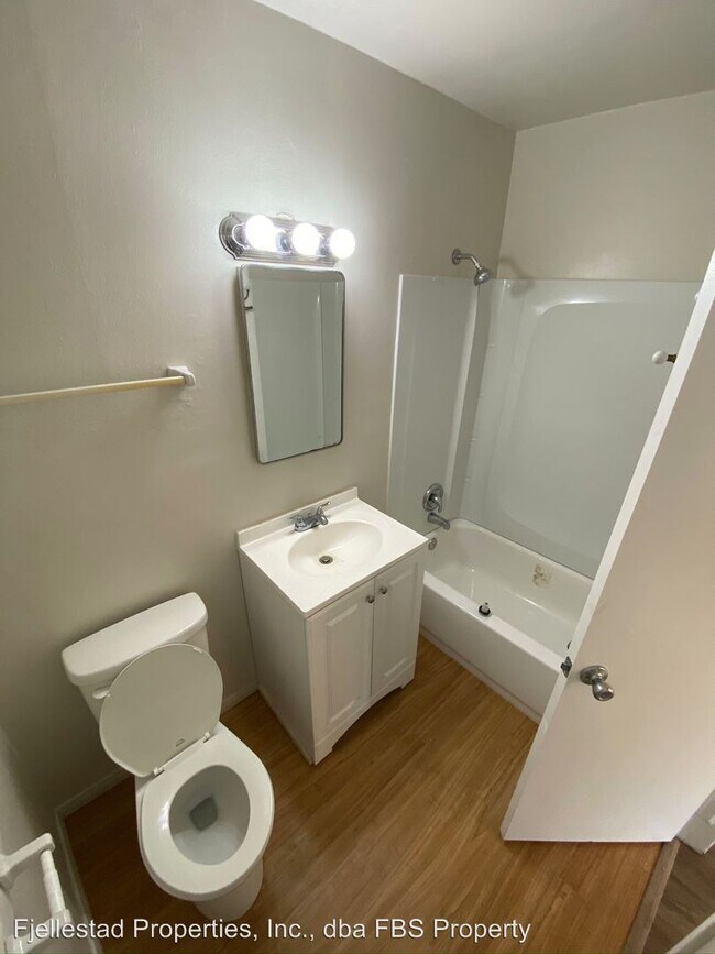 Building Photo - 1664-1668 Thomas Ave