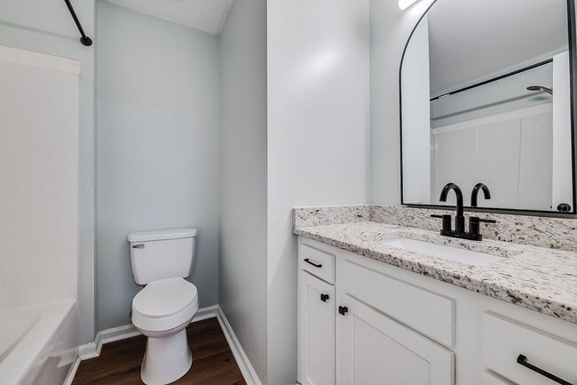 Building Photo - Completely Renovated 2BR Duplex with Granite Counters & Stainless Appliances