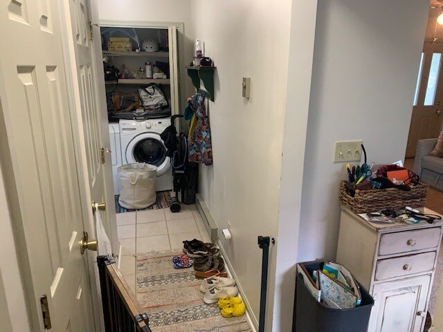 Laundry room adjacent to kitchen - 917 Rose Hill Ave