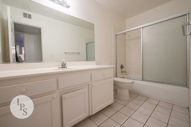 Building Photo - North West Fresno Home, 3BR/2BA, Lots of Amenities