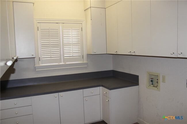 Building Photo - 6001 Country Club Dr