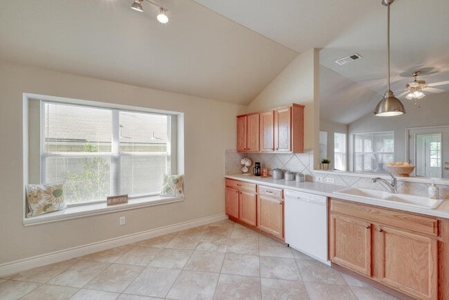 Building Photo - 1303 Ridgewood Dr