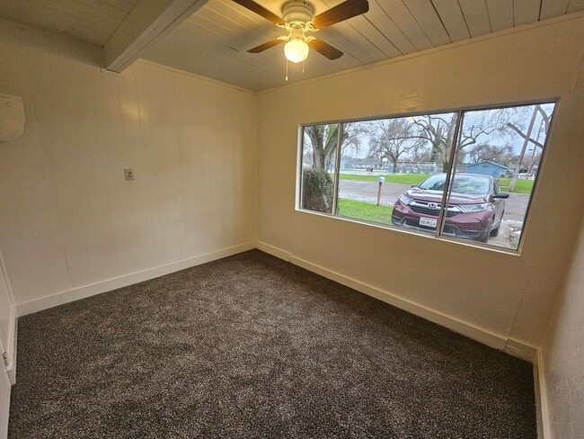 Building Photo - Spacious 4 Bedroom 2 Bath Home WITH BONUS ...