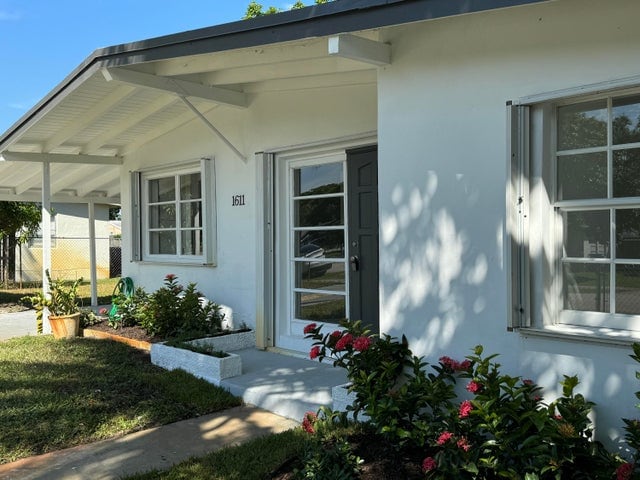 Building Photo - 1611 NE 46th St