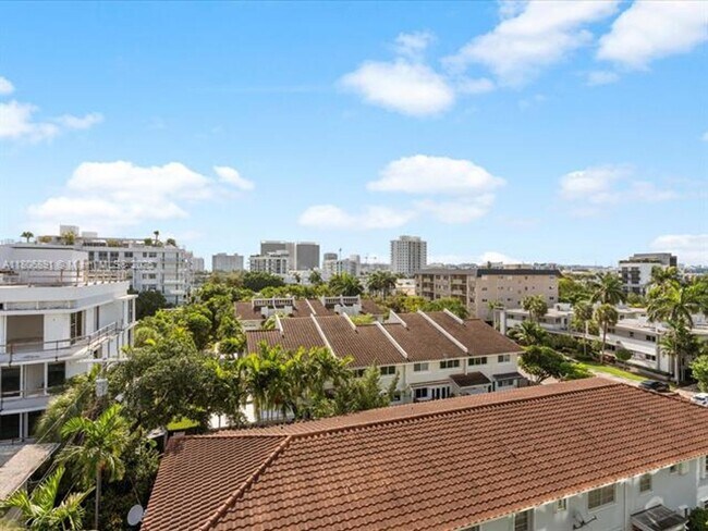 Building Photo - 9901 W Bay Harbor Dr