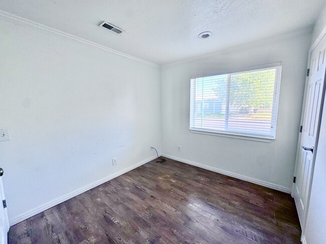 Building Photo - 71 W 750 N