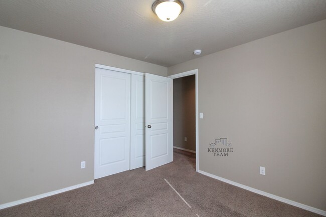 Building Photo - 6101 Turf Paradise Dr