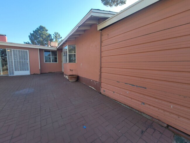 Building Photo - Ready to View!!