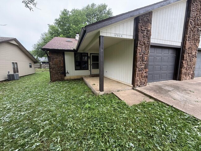 Primary Photo - 1206 Whipporwill Ln