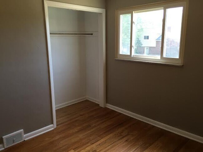 Building Photo - **********Gorgeous Scott Township 3-Bed/1....