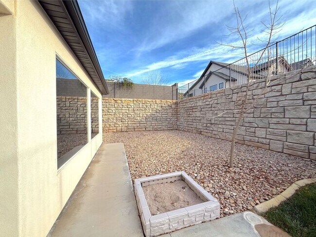 Building Photo - 3 bed, 2 bath home w/2 car garage