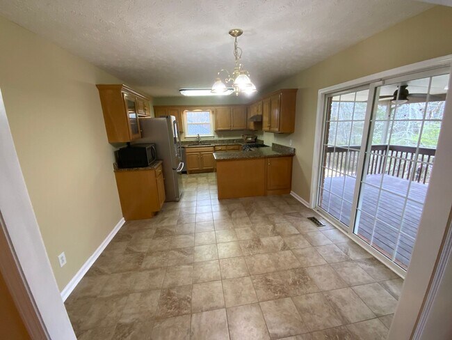 Building Photo - Lovely, well maintained Smyrna home with private wooded backyard!