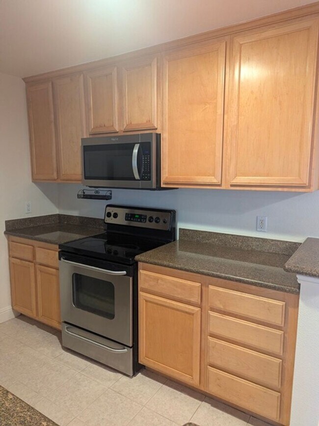 Building Photo - 2 Bedroom-1 Bathroom Single Story Condo; 2nd floor unit in Lakeside